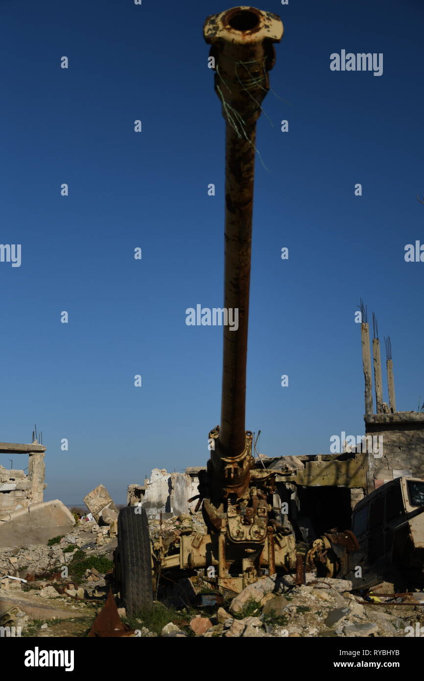 Palazzi distrutti e armi in Kobanî Foto Stock