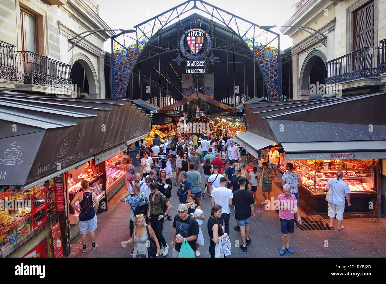 Barcellona, Spagna - Agosto 2018: sala del mercato La Boqueria sulla Rambla Foto Stock