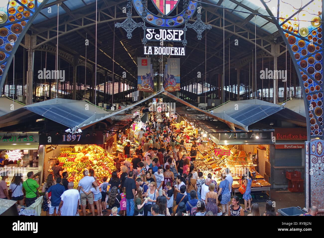 Barcellona, Spagna - Agosto 2018: sala del mercato La Boqueria sulla Rambla Foto Stock