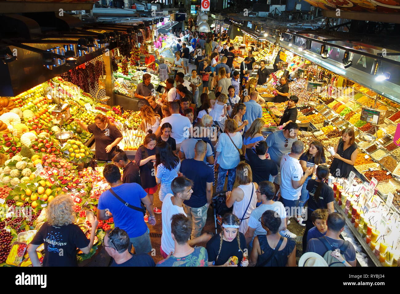 Barcellona, Spagna - Agosto 2018: sala del mercato La Boqueria sulla Rambla Foto Stock