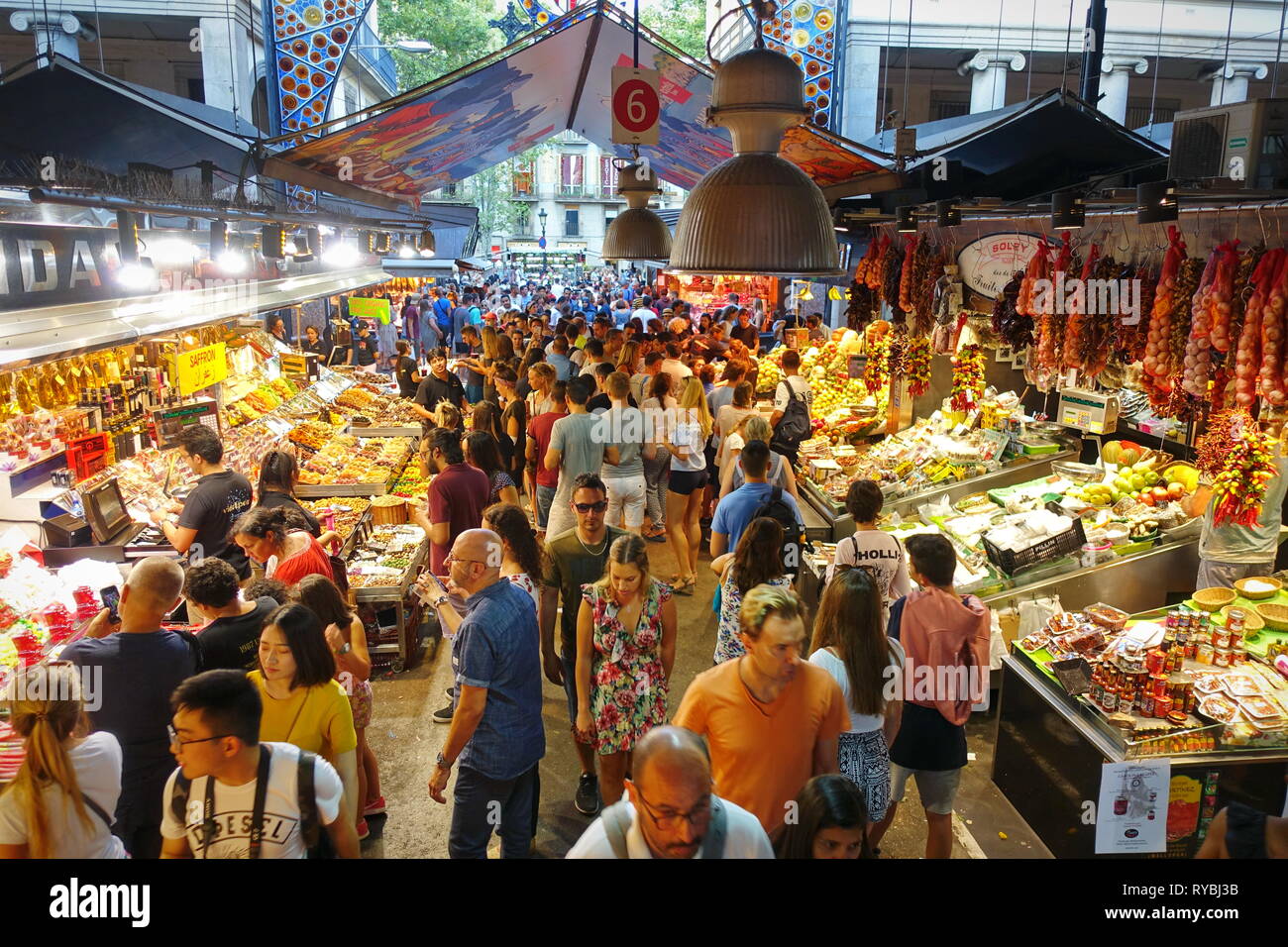 Barcellona, Spagna - Agosto 2018: sala del mercato La Boqueria sulla Rambla Foto Stock