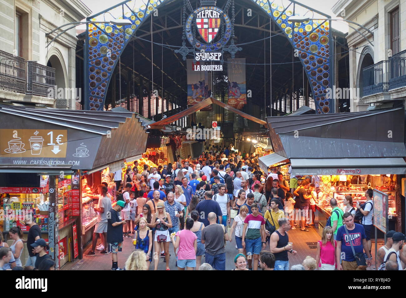 Barcellona, Spagna - Agosto 2018: sala del mercato La Boqueria sulla Rambla Foto Stock