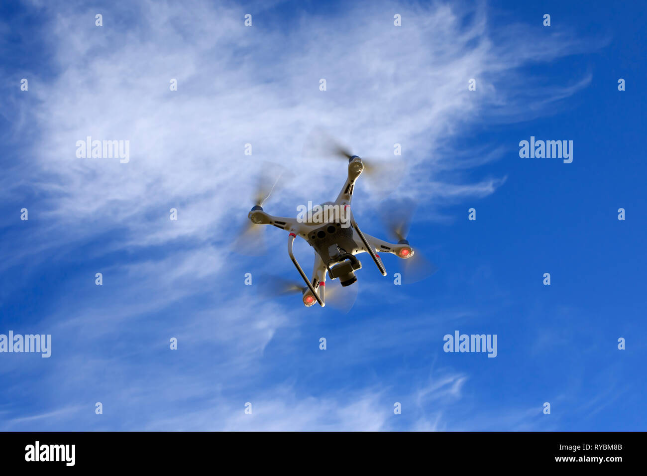 Quadcopter drone, UAV, in volo Foto Stock