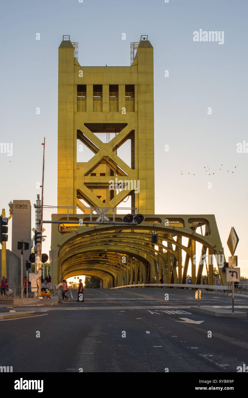 Le persone si radunano al tramonto in una calda giornata estiva nel centro storico di Sacramento, California, Stati Uniti d'America Foto Stock