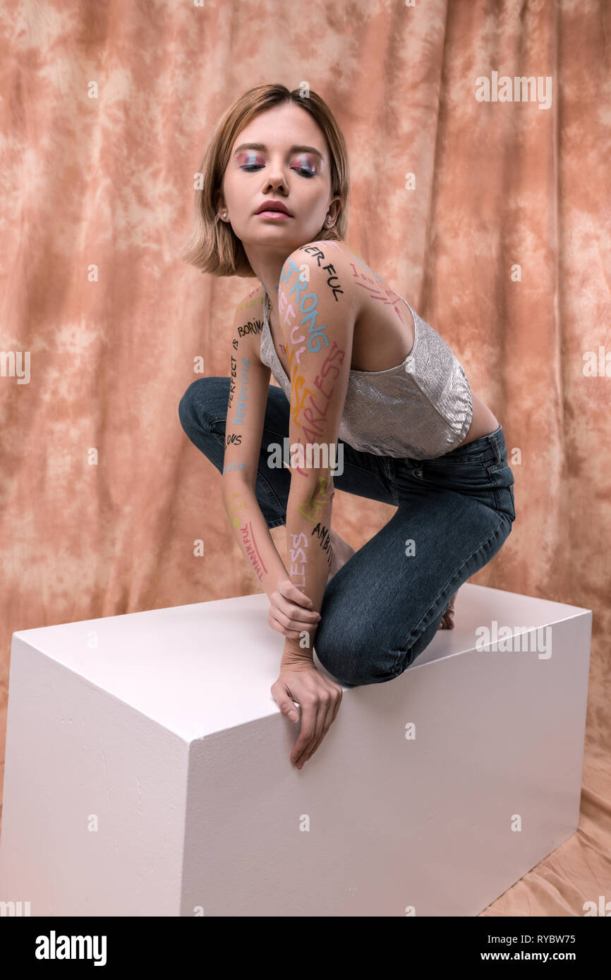 Bella bella giovane donna chiudendo gli occhi Foto Stock