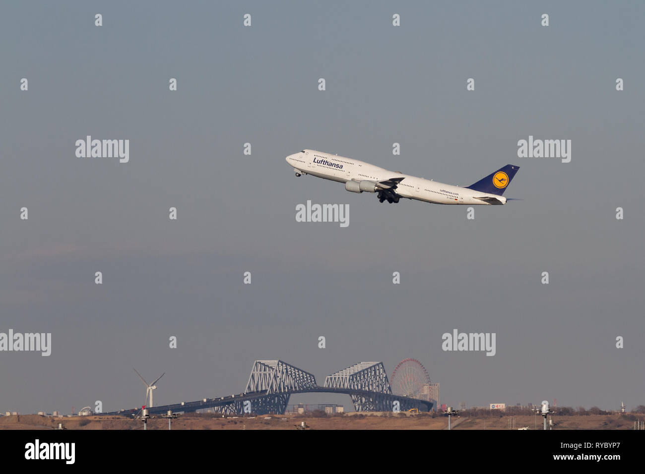 Un Boeing 747-830 (Jumbo Jet) gestito da una compagnia aerea tedesca, Lufthansa decollo sopra Tokyo dall'Aeroporto Internazionale Haneda, Tokyo, Giappone. Foto Stock