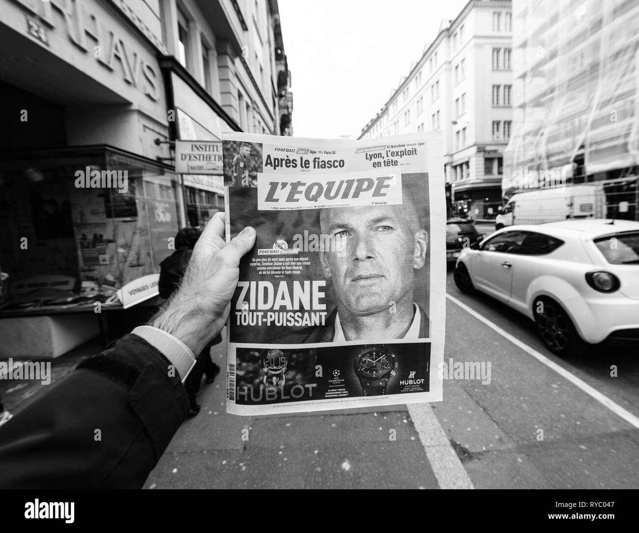 Parigi, Francia - Mar 12, 2019: uomo POV in francese l'Equipe sport di squadra giornale con Zinedine Zidane foto sulla copertina Real Madrid team nuovo allenatore in bianco e nero Foto Stock