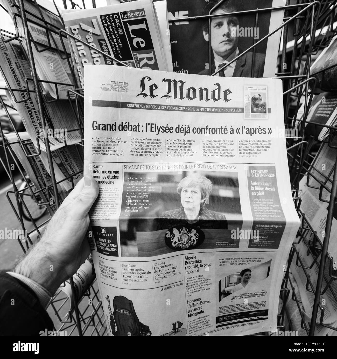 Parigi, Francia - Mar 12, 2019: giornale francese Le Monde dotate sul coperchio Theresa Maggio e ultimo si occupa circa Brexit in bianco e nero Foto Stock