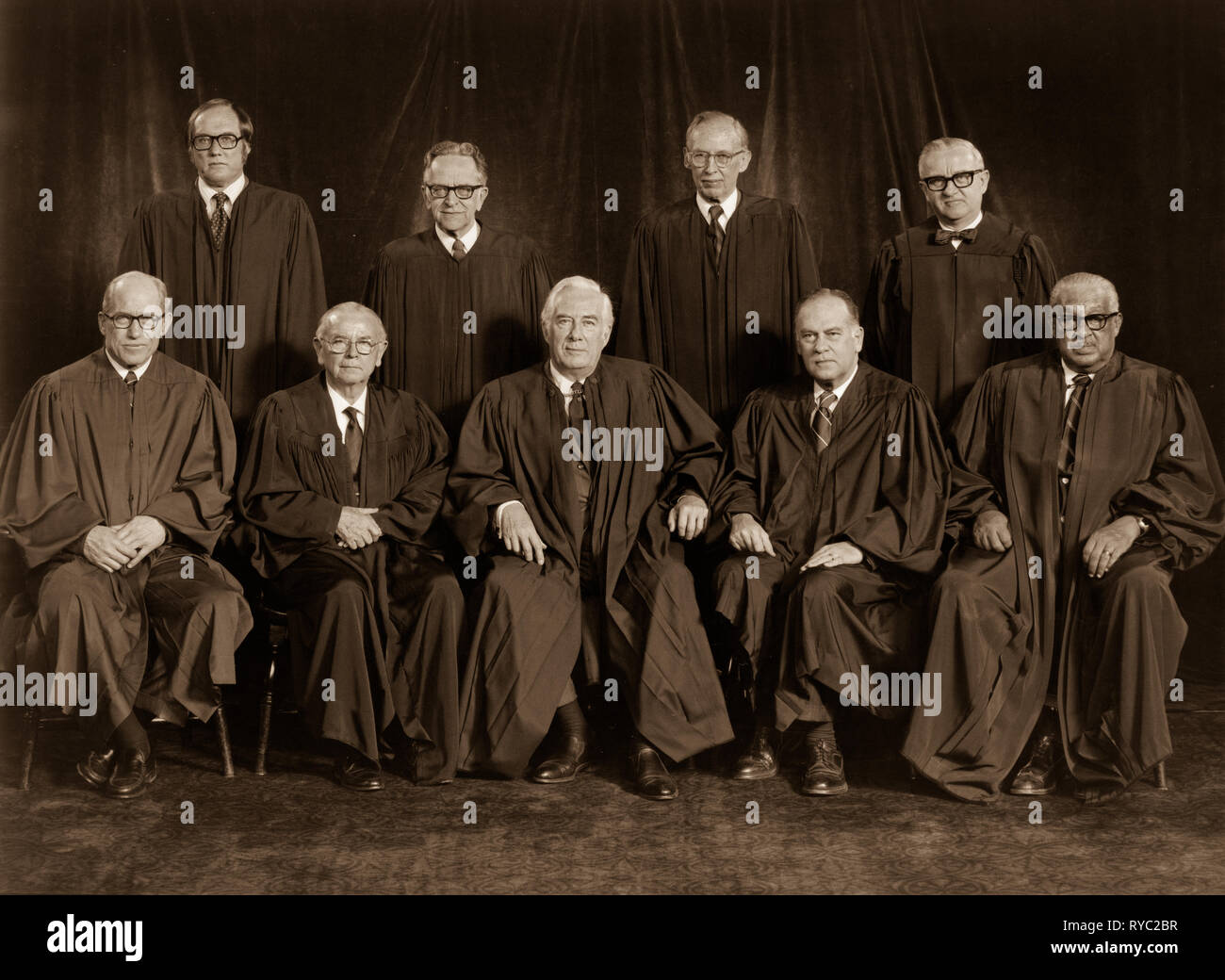 Un gruppo 1976 ritratto di seduta U.S giudici di Corti Supreme. William J. Brennan, Jr.; Byron R. bianco; Harry A. Blackmun; William H. Rehnquist; Potter Stewart; Thurgood Marshall; F. Lewis Powell, Jr.; Giovanni Paolo Stevens, III; e Chief Justice Warren E. Burger. Foto Stock