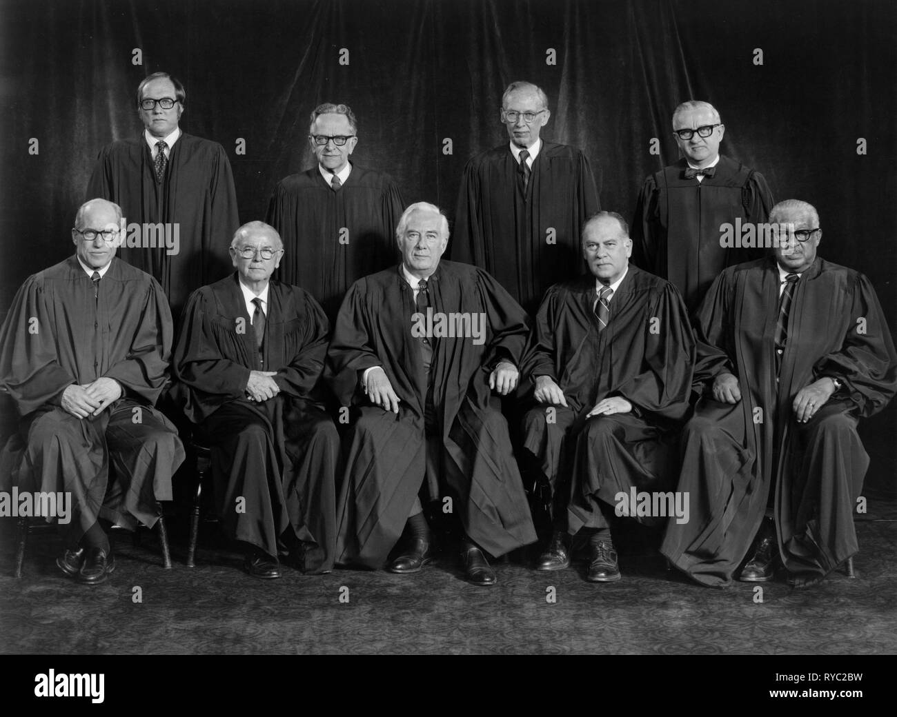 Un gruppo 1976 ritratto di seduta U.S giudici di Corti Supreme. William J. Brennan, Jr.; Byron R. bianco; Harry A. Blackmun; William H. Rehnquist; Potter Stewart; Thurgood Marshall; F. Lewis Powell, Jr.; Giovanni Paolo Stevens, III; e Chief Justice Warren E. Burger. Foto Stock