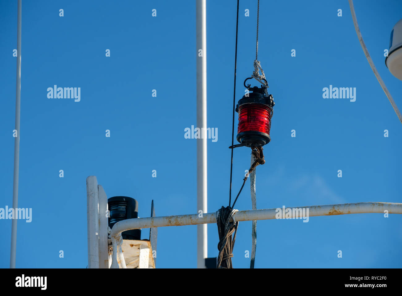 Lanterna rossa sull'albero della nave Foto Stock