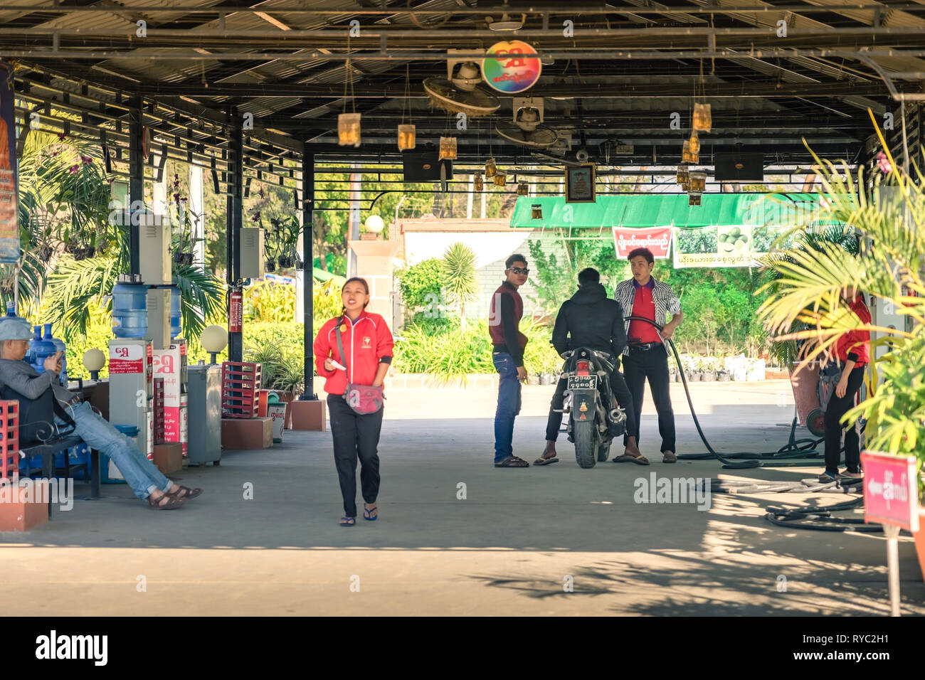 BAGAN-Myanmar, Gennaio 21, 2019 : popoli non identificato su motocicli in attesa in linea per fare rifornimento alla stazione di gas su gennaio 21,2019 a Bagan, Myanmar. Foto Stock