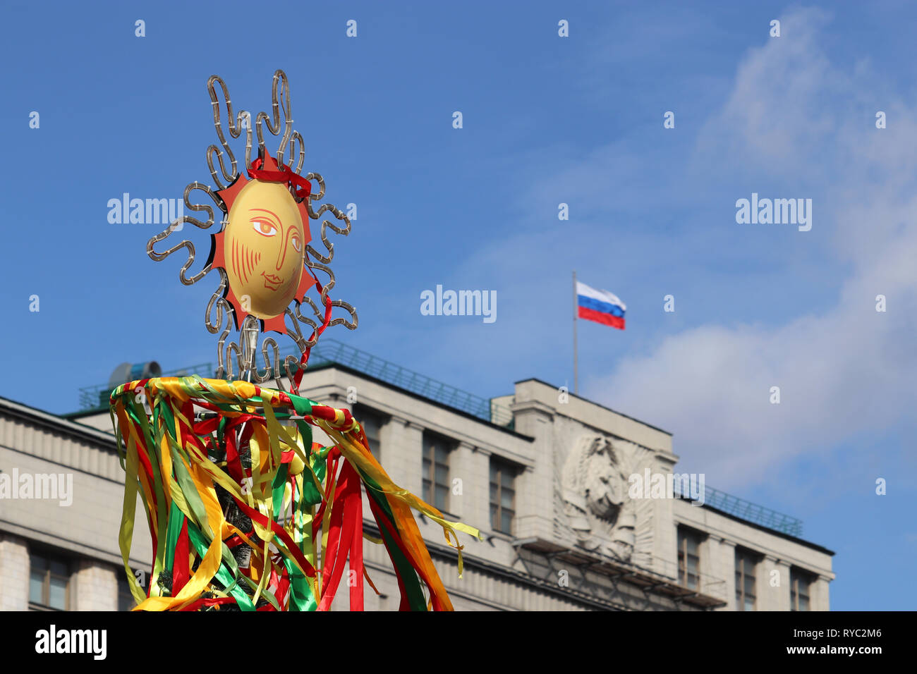 Effigie di Maslenitsa contro l'edificio del parlamento russo a Mosca. Decorazioni Shrovetide, tradizionale festa della primavera Pancake settimana in Russia Foto Stock
