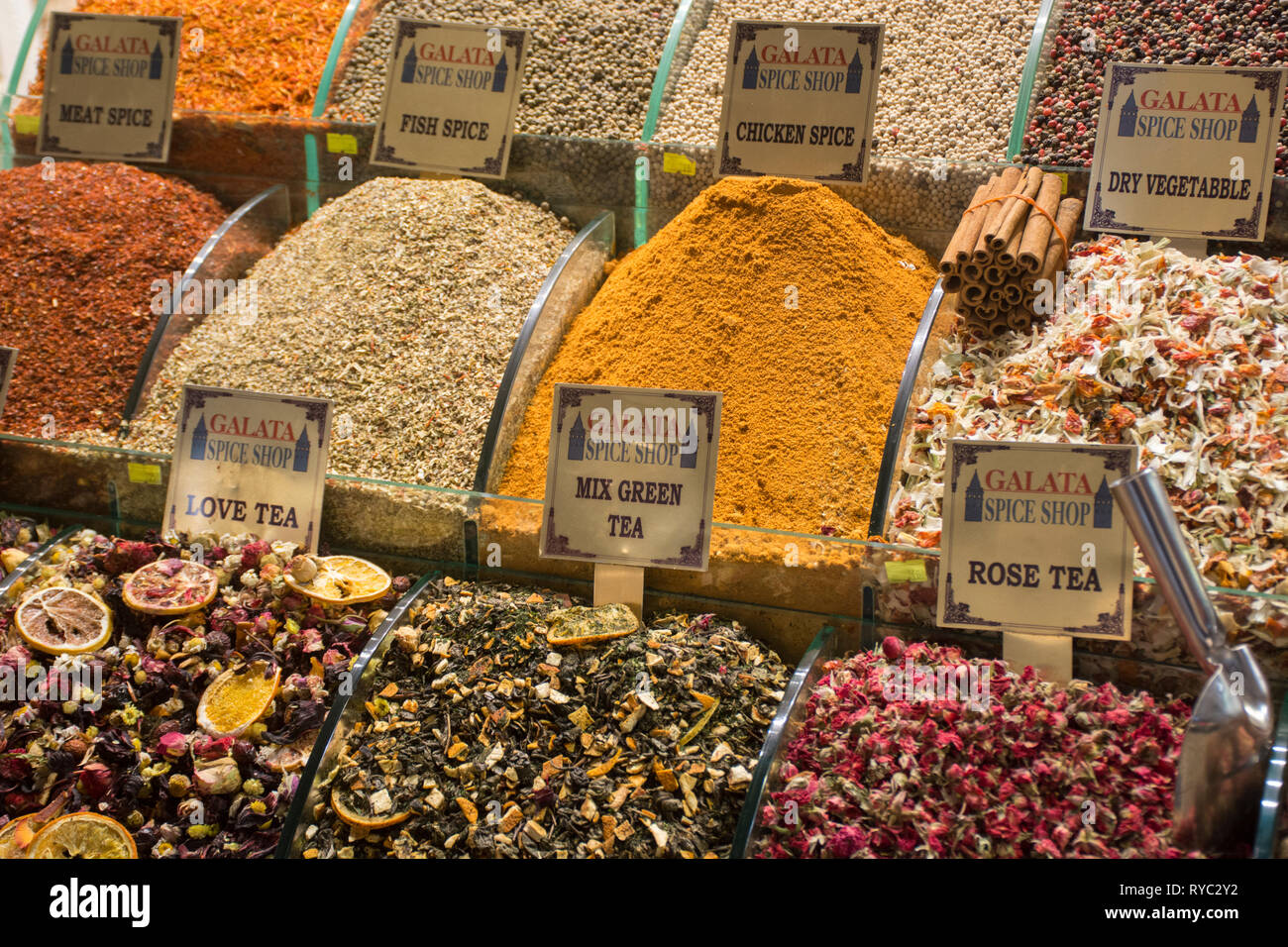 Negozio di spezie al mercato Eminonu Istanbul Turchia Foto Stock