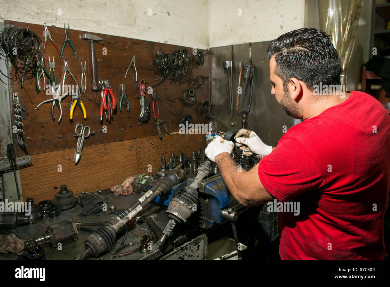 Lavoro meccanico in garage Foto Stock