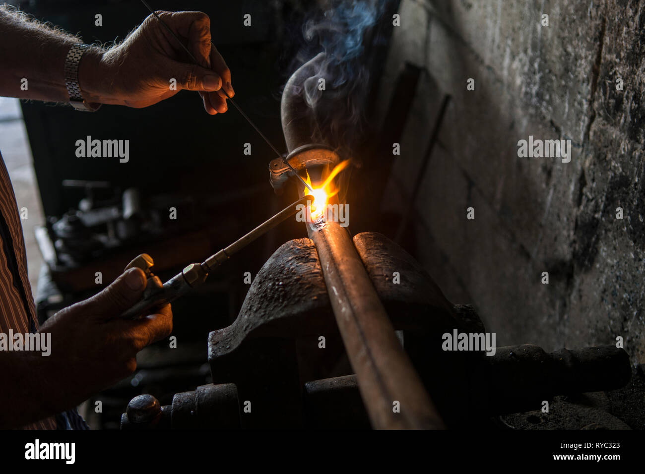 Saldatore il lavoro in officina Foto Stock