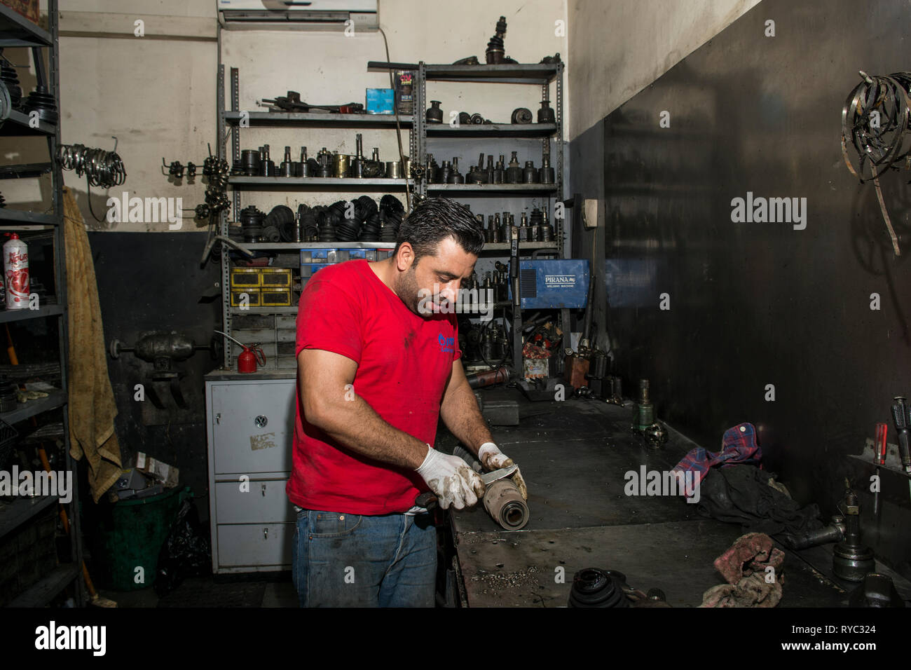Lavoro meccanico in garage Foto Stock