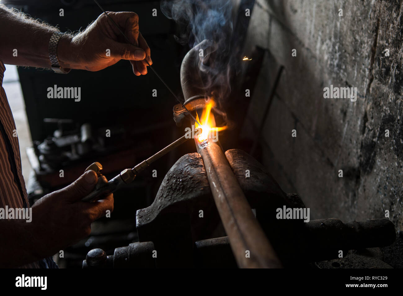 Saldatore il lavoro in officina Foto Stock
