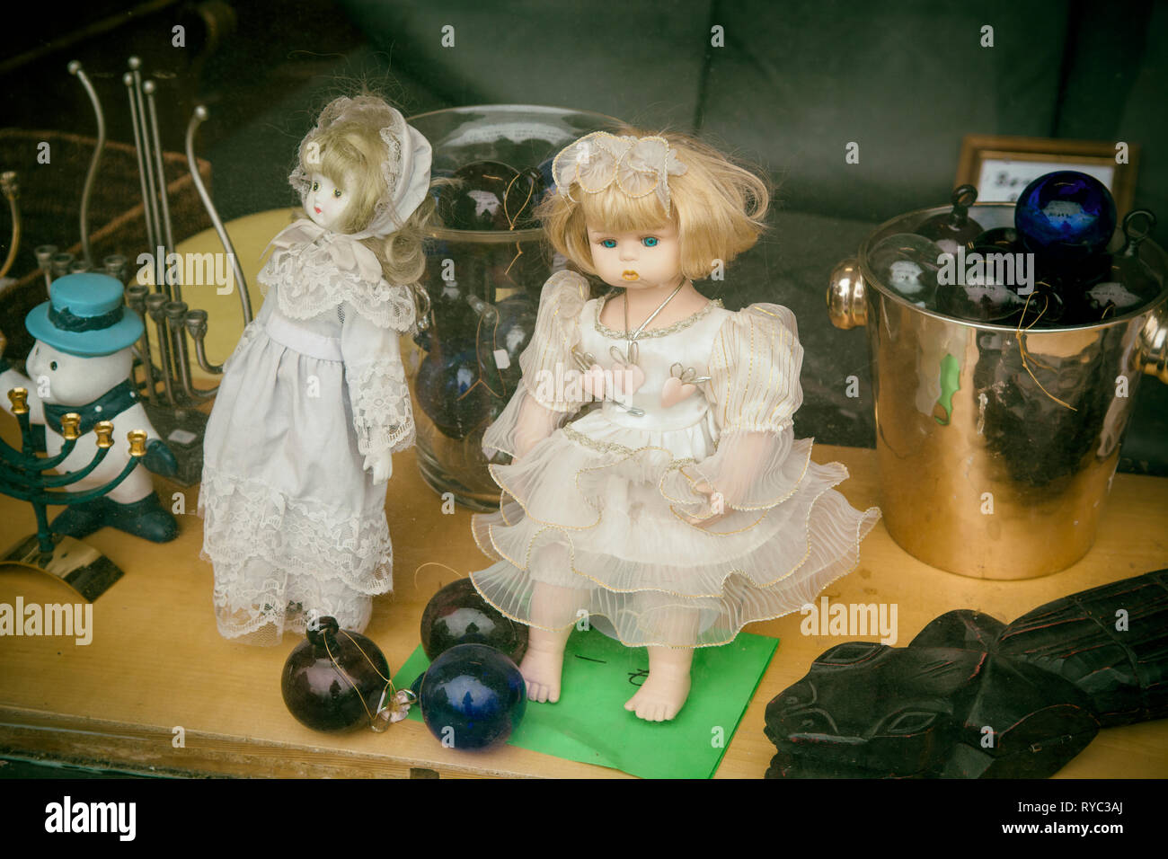 Bambole Vintage al negozio di antiquariato display Berlino Germania Foto Stock