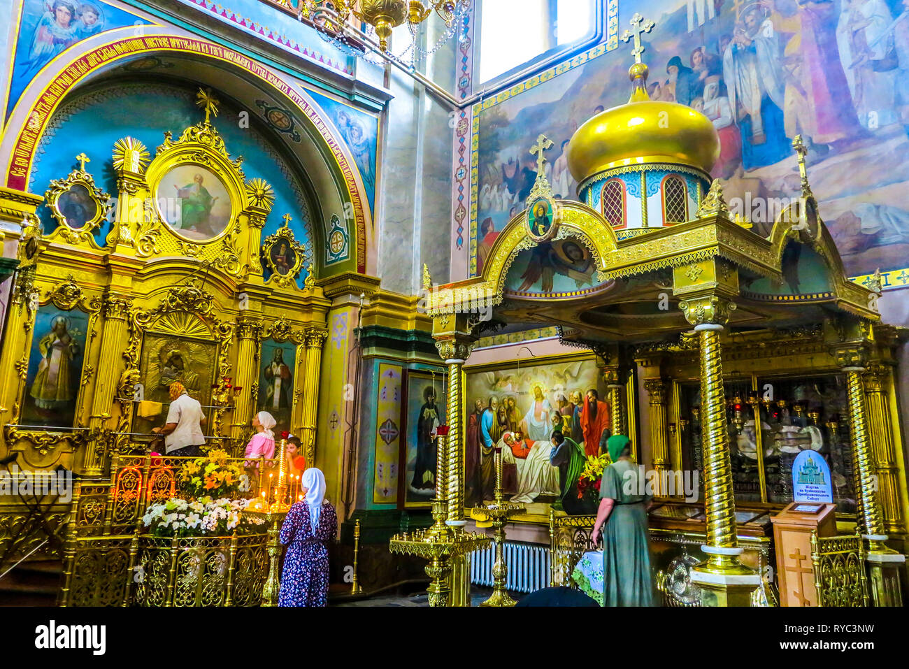 Pochaiv Lavra cristiano ortodosso Monastero Complesso cattedrale della Dormizione le sacre icone e affreschi con il popolo dei fedeli Foto Stock