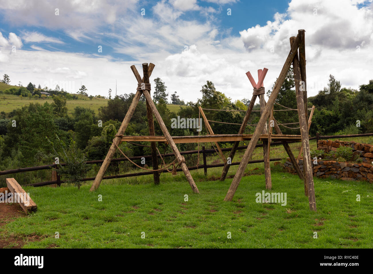 Area giochi per bambini con struttura di arrampicata in Natal Midlands, Sud Africa. Foto Stock