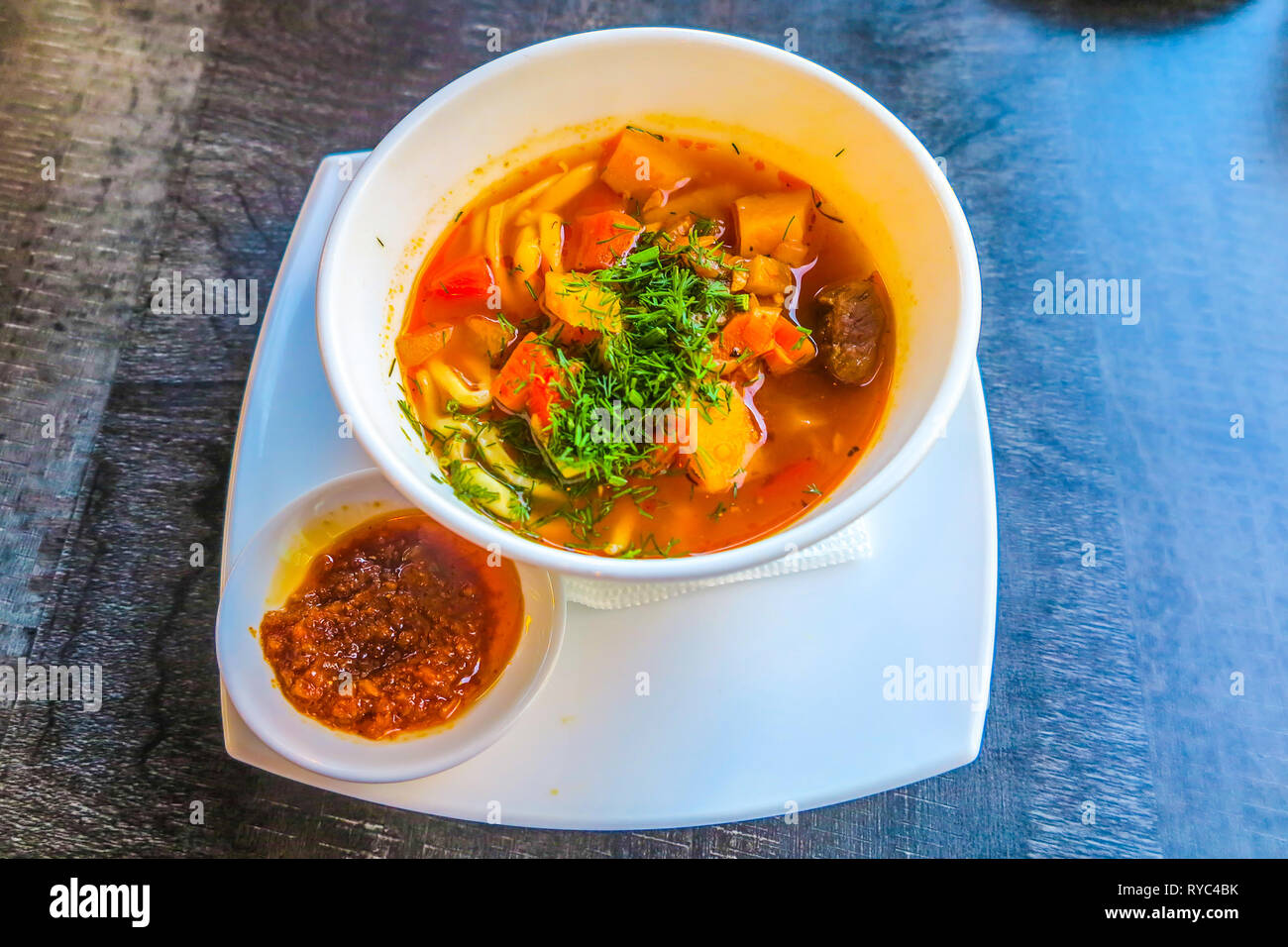 Crimea piccante tradizionale a base di noodle Lagman piatto la zuppa in una ciotola bianco Foto Stock