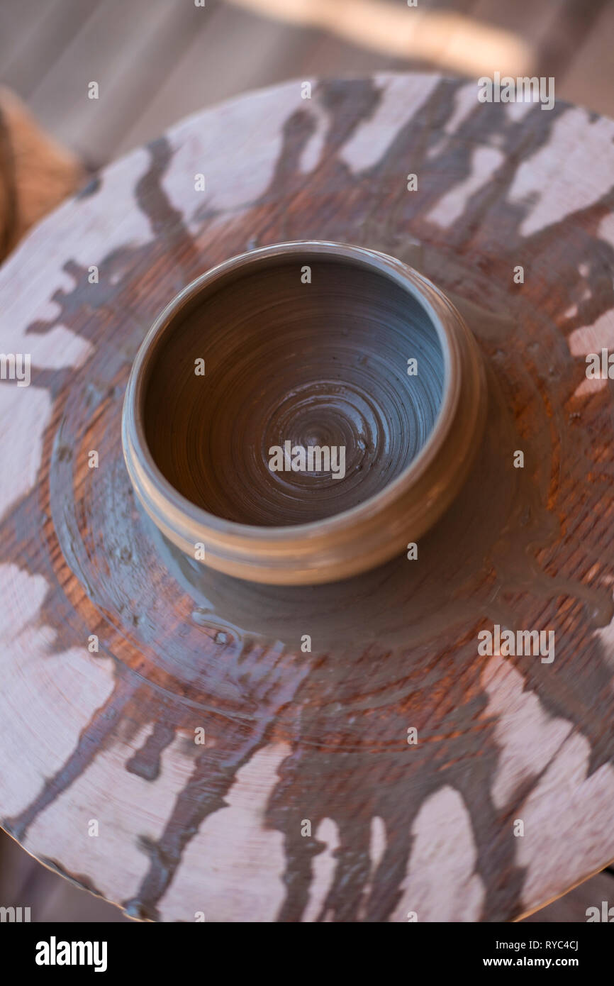 Ceramica marrone è stare su poterry volante. Foto Stock