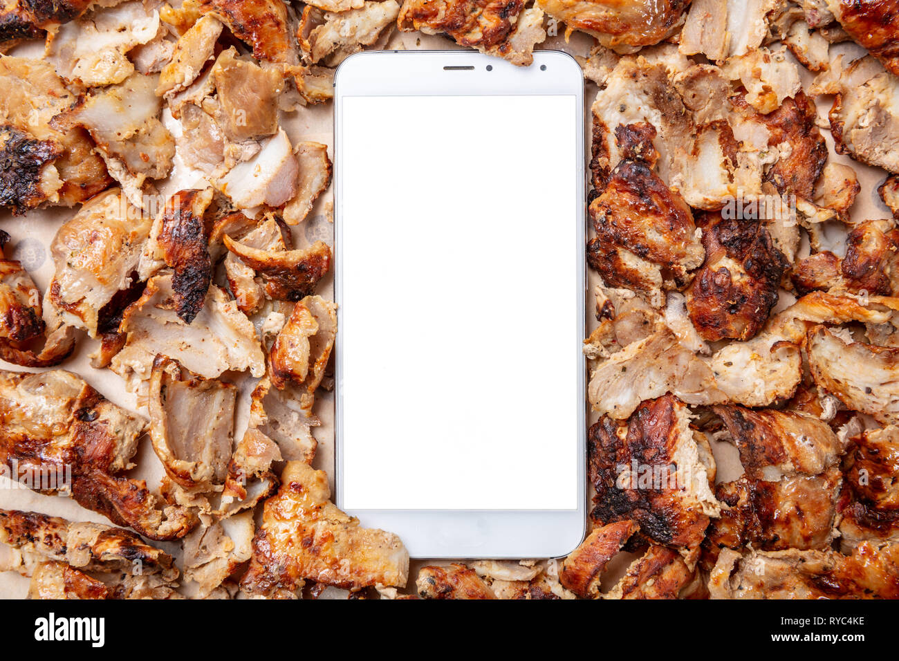 Shawarma, giroscopi, ordine online. Tradizionale turca, greca a base di carne e di alimentare un telefono cellulare con schermo vuoto, spazio per il testo Foto Stock