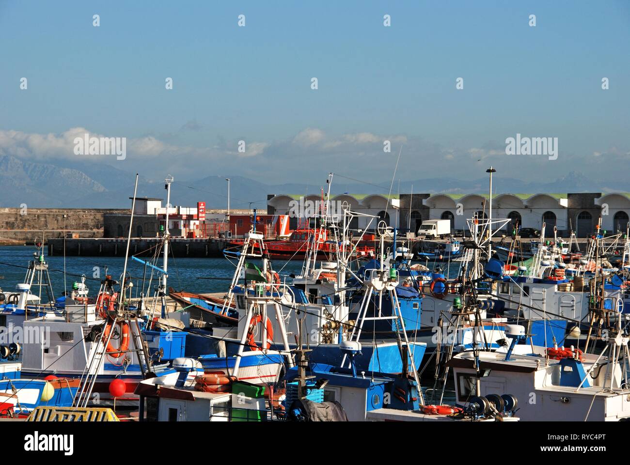 Isualizzare di barche nel porto con vedute verso la costa marocchina e montagne, Tarifa, Cadice provincia, Andalusia. Foto Stock