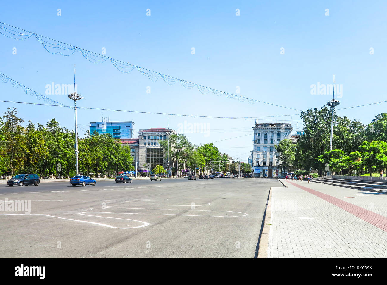 Chisinau Grande Assemblea Nazionale piazza trafficata strada di traffico con vetture Foto Stock