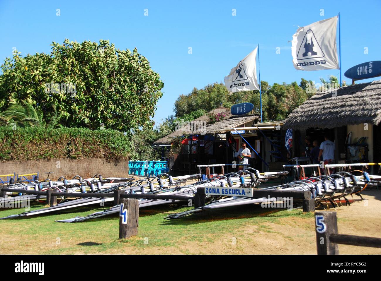 TARIFA, Spagna - 14 settembre 2008 - Kite e surf shop sul bordo della Spiaggia Valdevaqueros con persone godendo l'impostazione, Tarifa, Cadice provincia Foto Stock