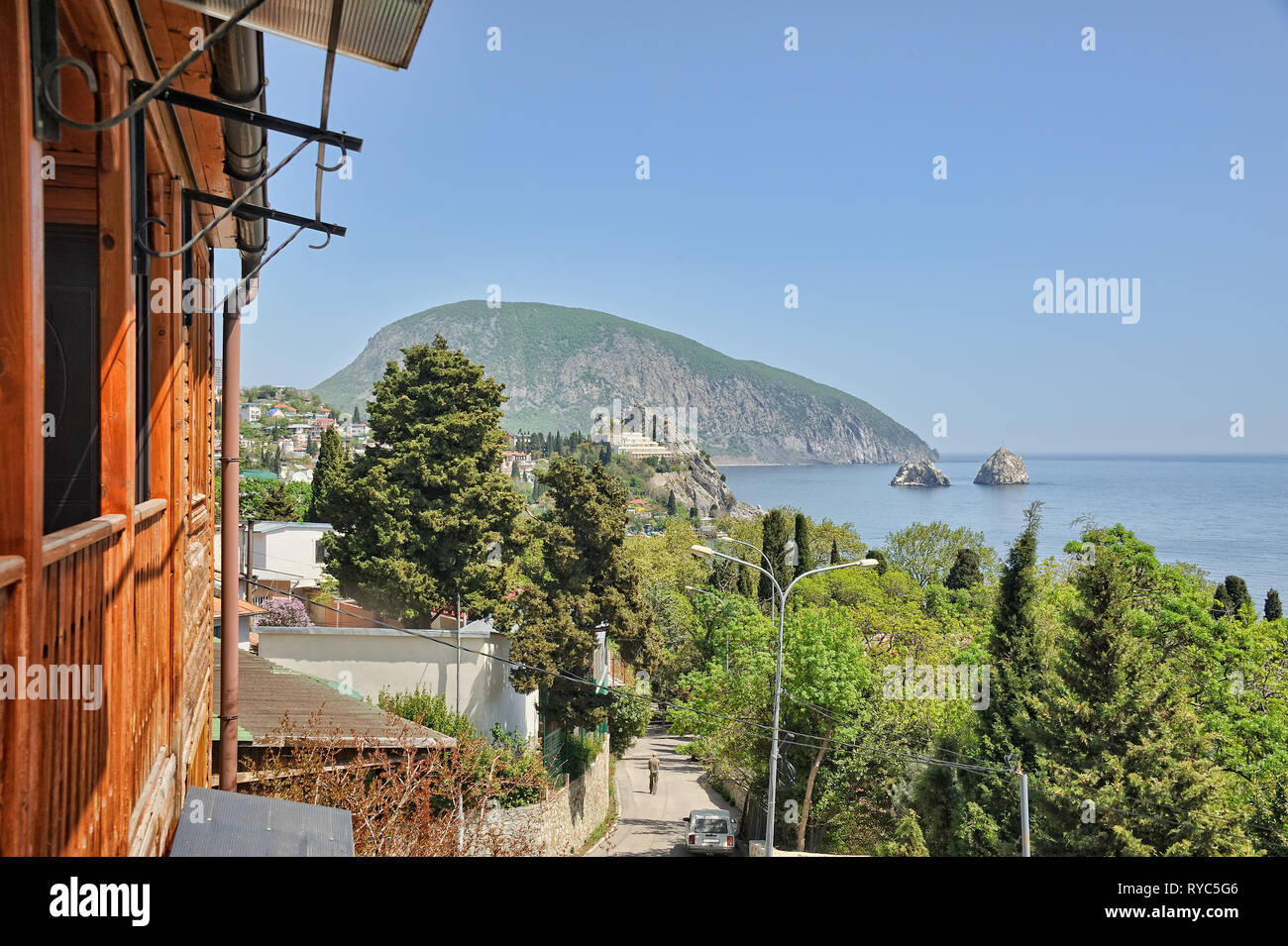 = Gurzuf paesaggio da un balcone di una Guest House = Panoramica Gurzuf insediamento (a pochi chilometri dalla città di Yalta) da un balcone di una guest house su un Foto Stock