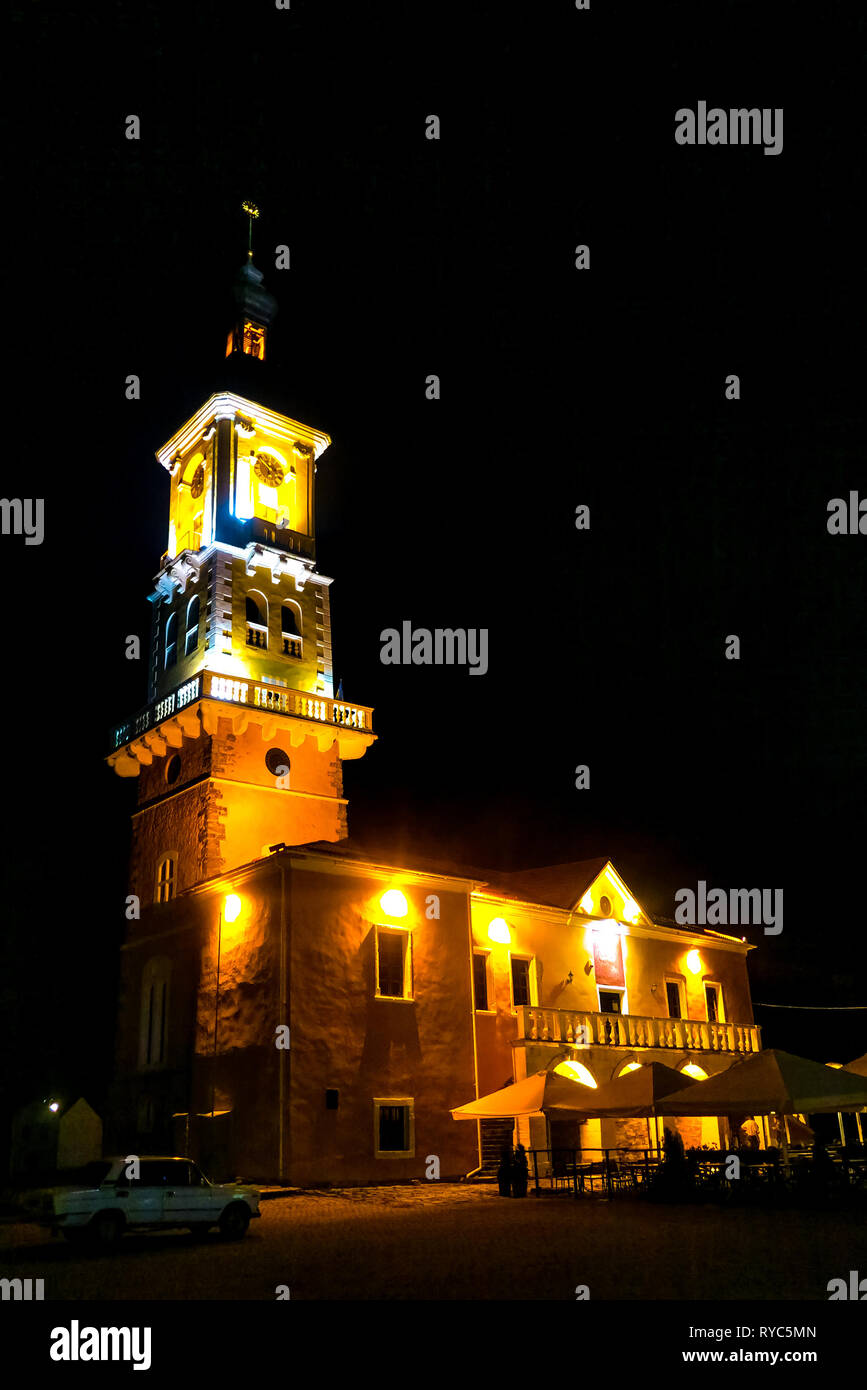 Kamianets Podilskyi Ratusha Municipio illuminato con luci di Notte Vista laterale Foto Stock