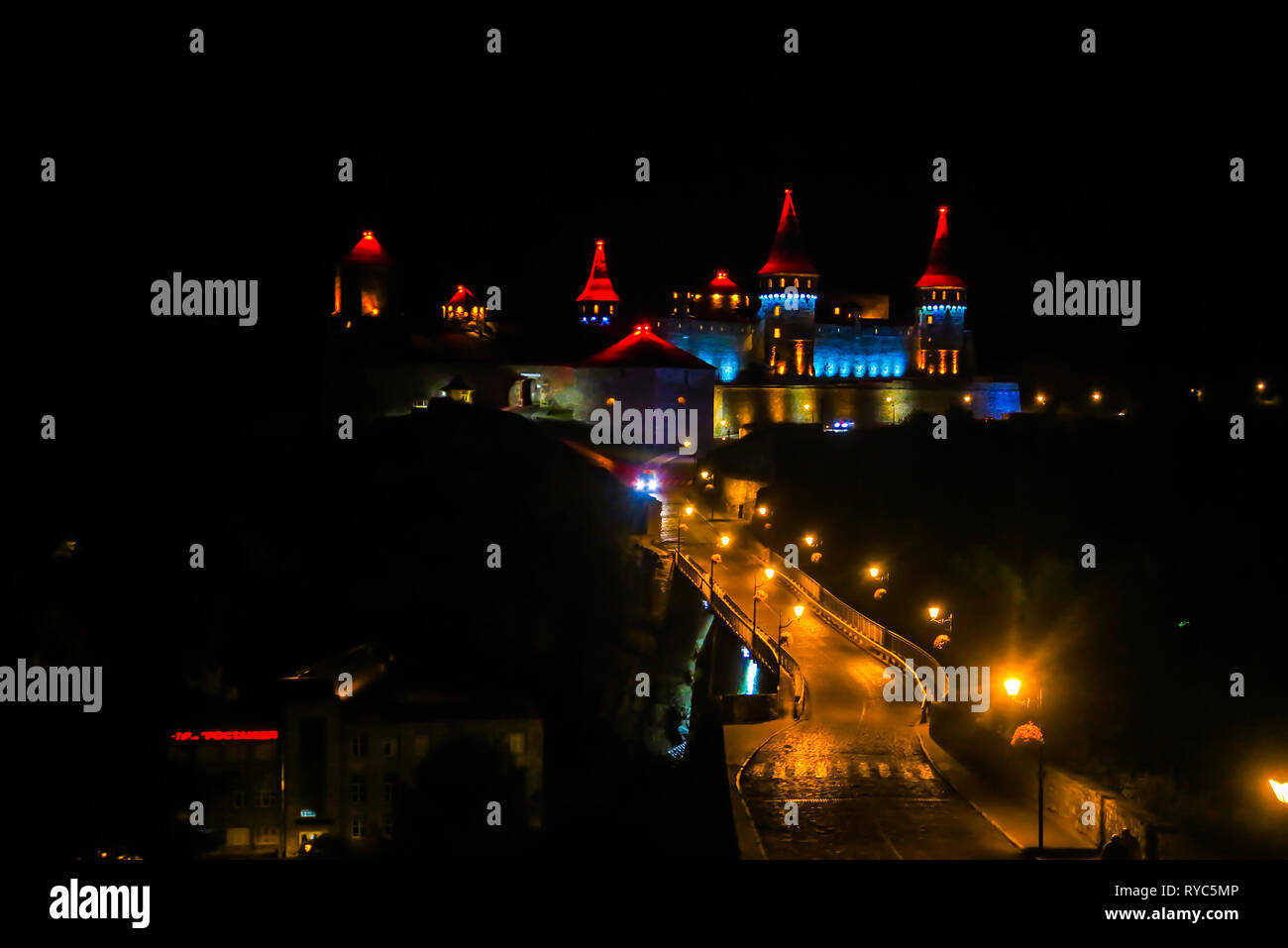 Kamianets Podilskyi antica fortezza con colore rosso luci illuminate di notte Foto Stock