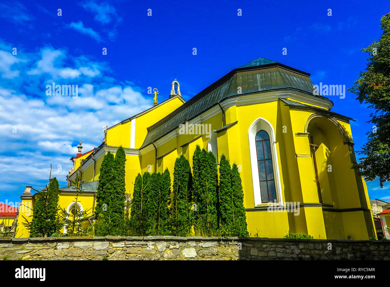 Kamianets Podilskyi Santi Pietro e Paolo Cattedrale vista posteriore con cielo blu sullo sfondo Foto Stock