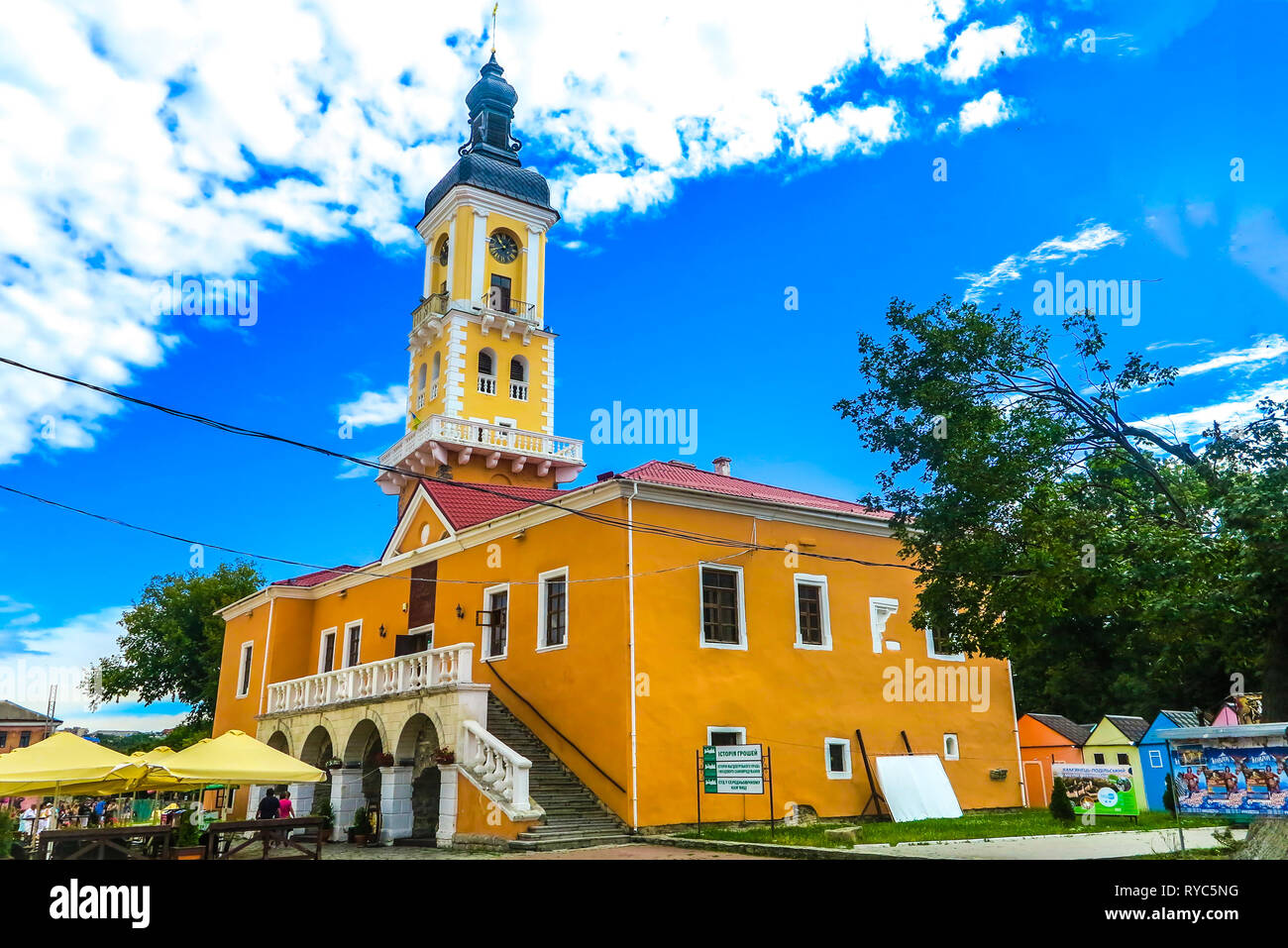 Kamianets Podilskyi Ratusha Municipio vista posteriore con cielo blu sullo sfondo Foto Stock