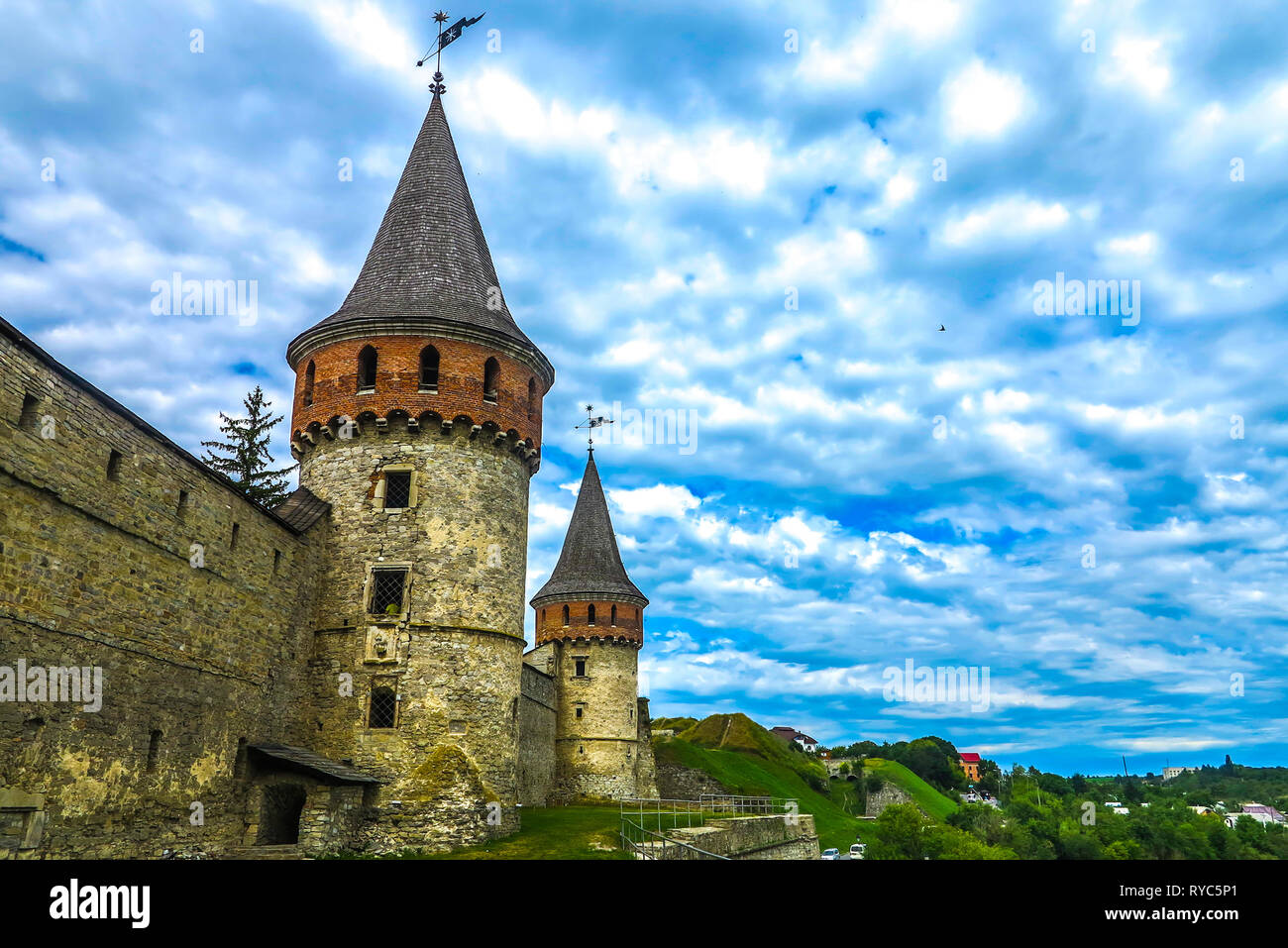 Kamianets Podilskyi antico Castello Fortezza di parete esterna con due torri di avvistamento Foto Stock