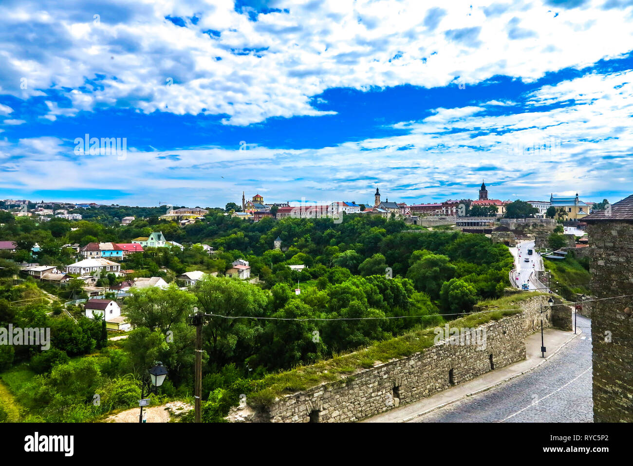 Paesaggio urbano in vista della città vecchia da Kamianets Podilskyi antico Castello Fortezza Foto Stock