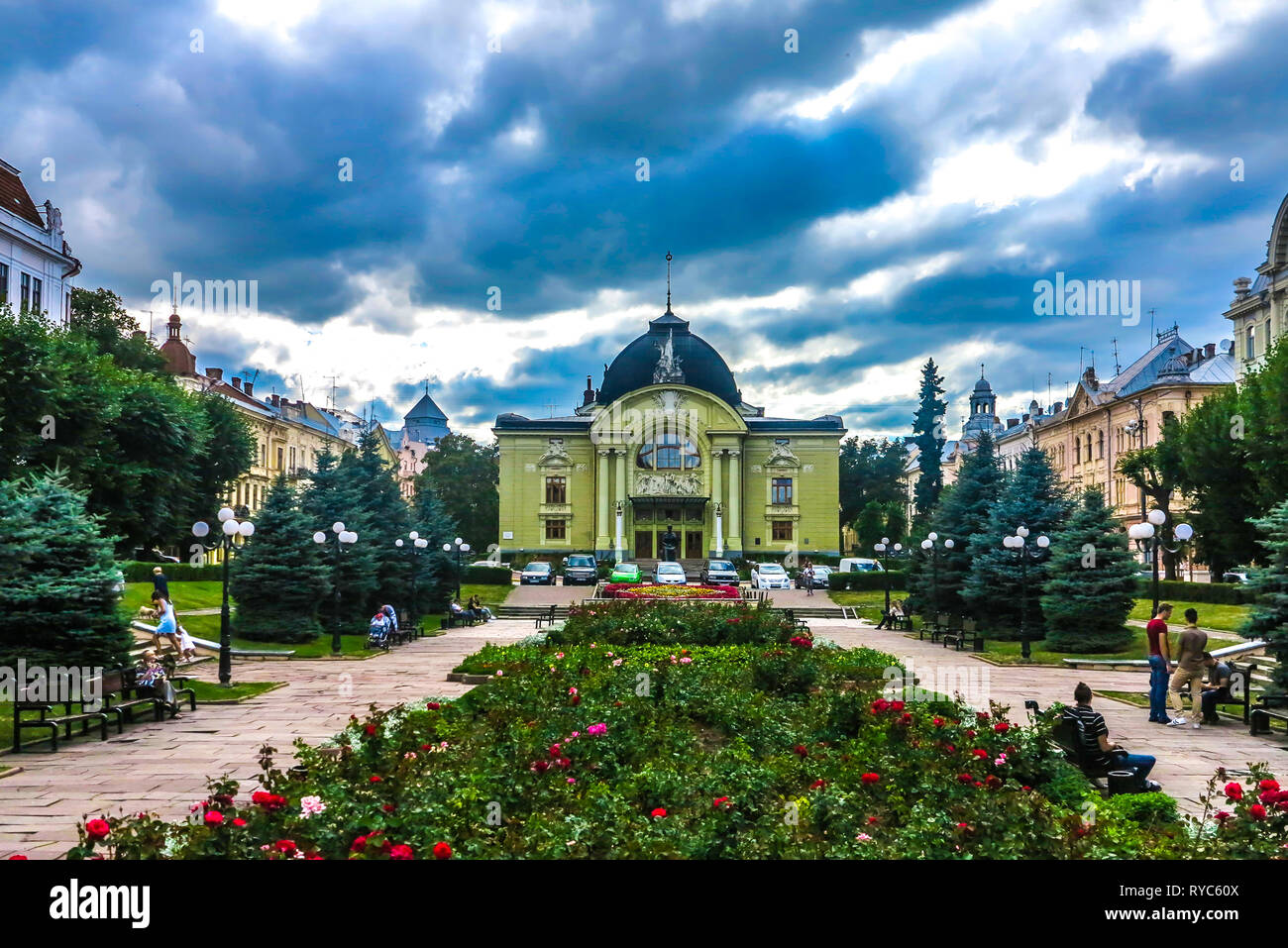 Chernivtsi Teatralna Square Music Teatro vista frontale con sfondo con cielo nuvoloso Foto Stock