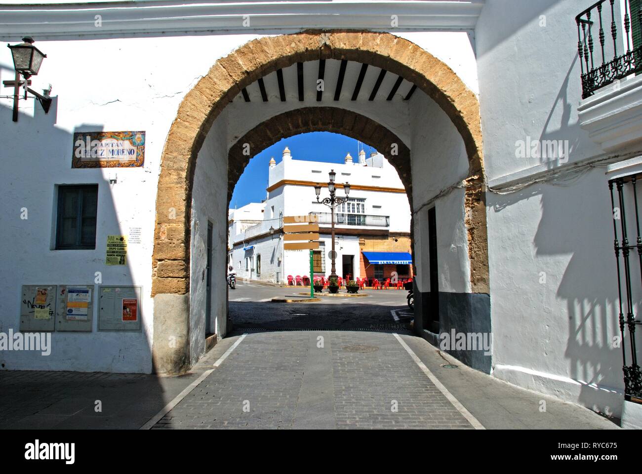 CONIL DE LA FRONTERA, Spagna - 14 settembre 2008 - Il comune di arco di ingresso visto dalla Plaza de Espana nella città vecchia, Conil de la Frontera, Cadice provi Foto Stock