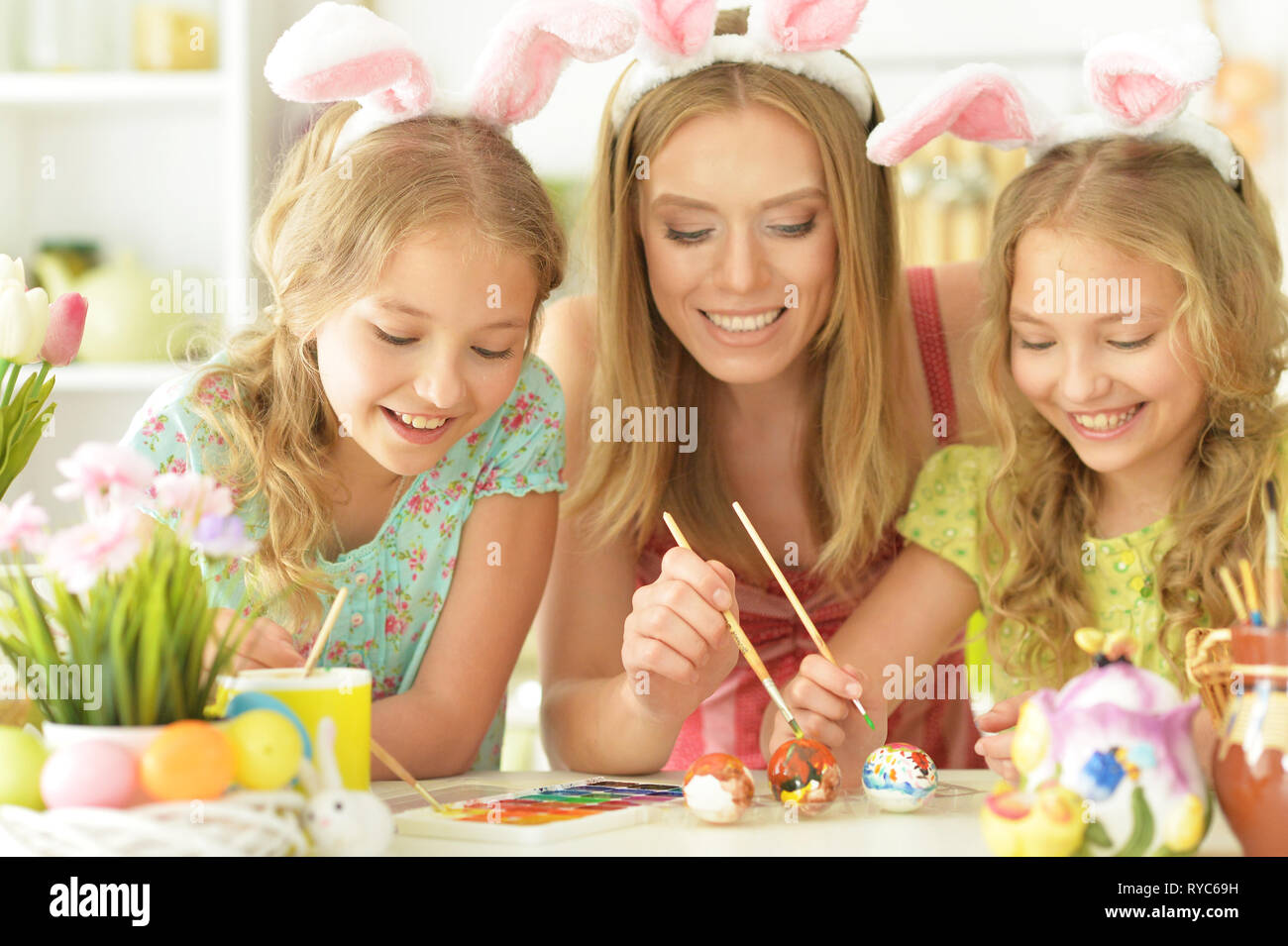 Ritratto di Madre con le sue figlie la preparazione per la Pasqua Foto Stock