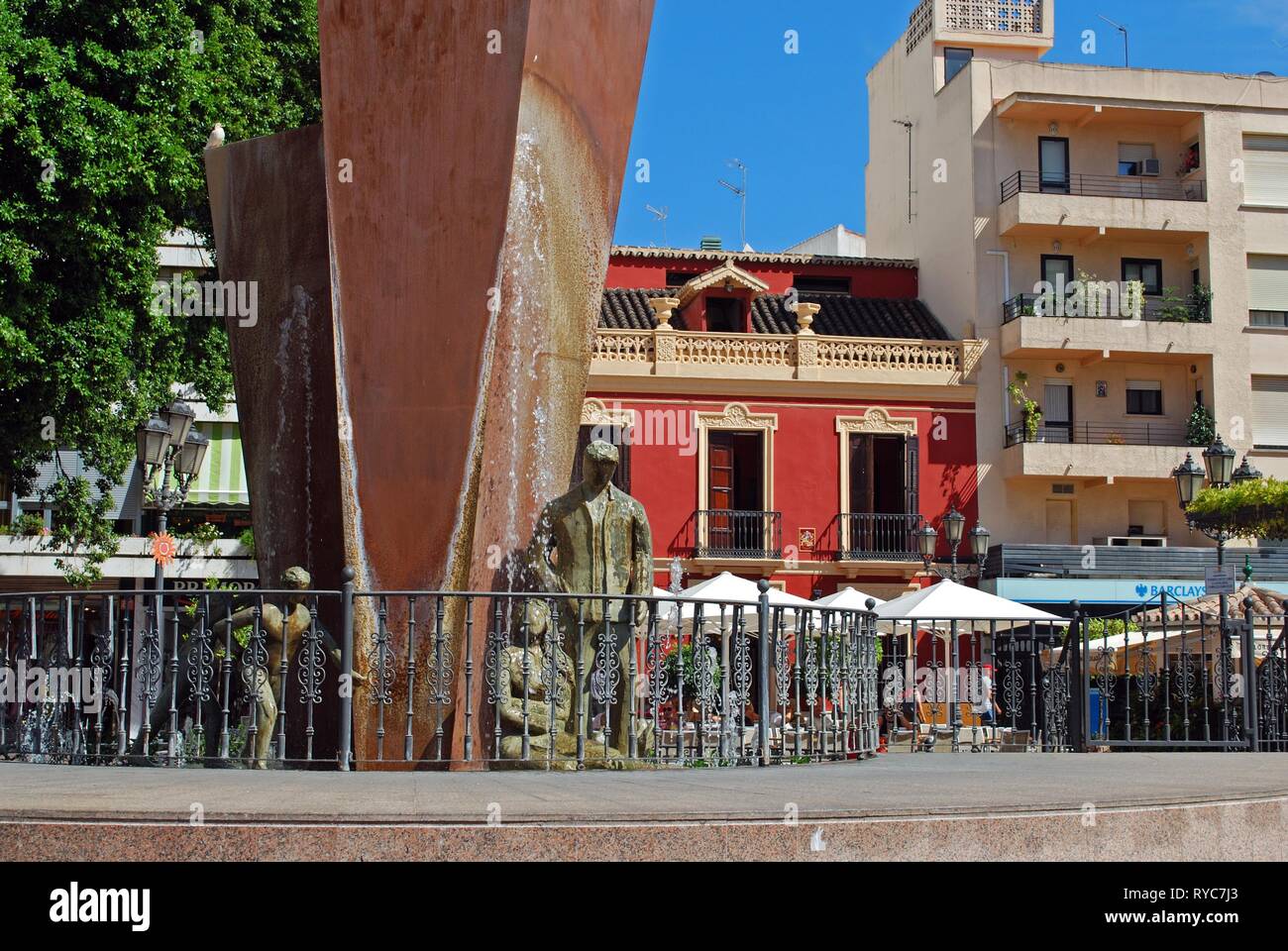 Fontana di Piazza della Costituzione (Plaza de la Constitucion), Fuengirola, Andalusia, Spagna, Europa. Foto Stock