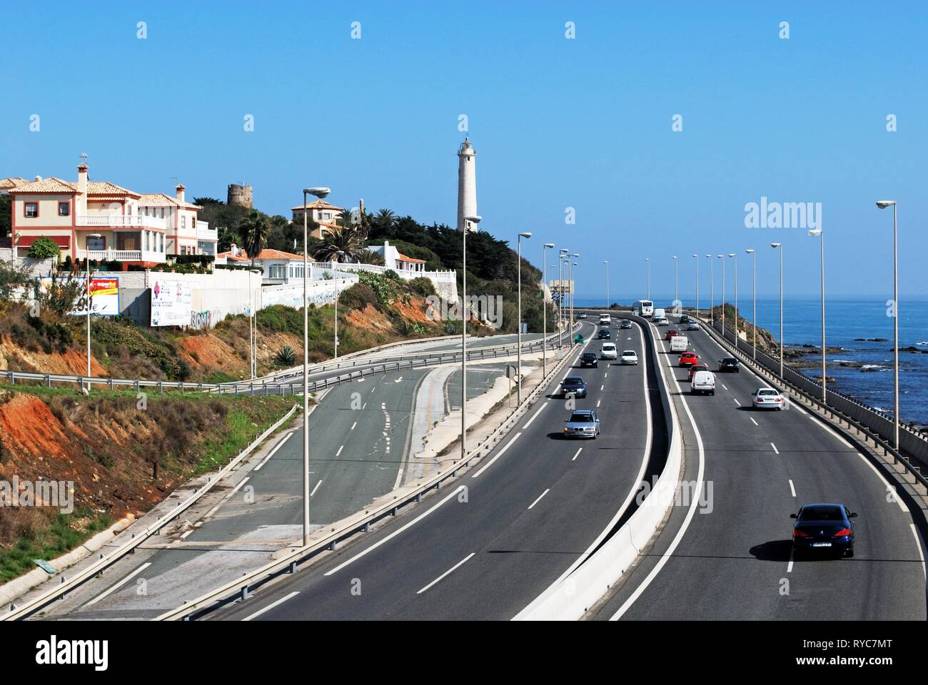 Vista in elevazione lungo la A7/N340 autostrada costiera e del faro, El Faro, Costa del Sol, Andalusia, Spagna, Europa. Foto Stock
