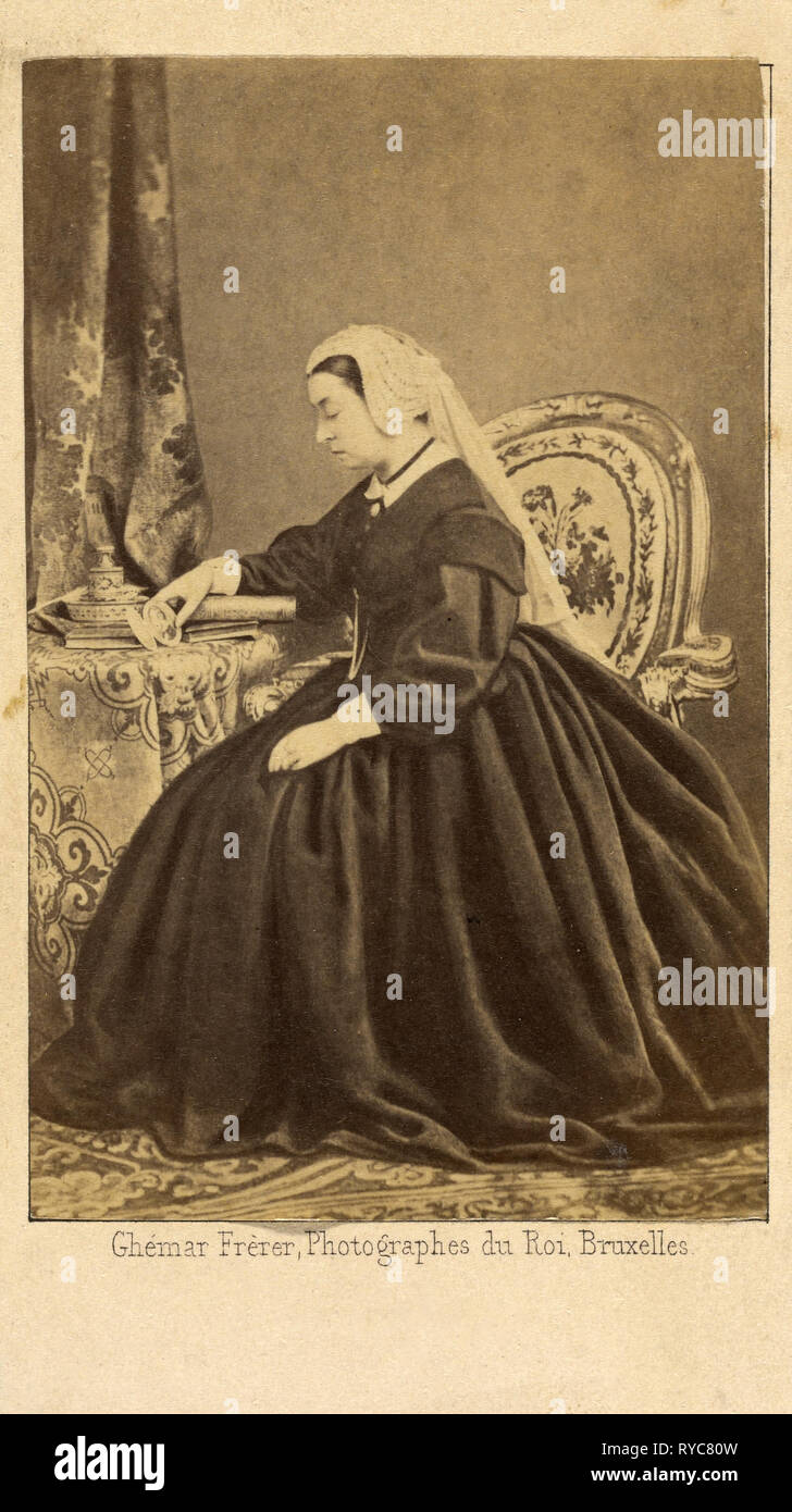 [Ritratto della Regina Victoria seduto, guardando una fotografia di Prince Albert]; Ghémar Frères (attivo 1860s); Bruxelles, Belgio; circa 1862; albume silver stampa; Foto Stock