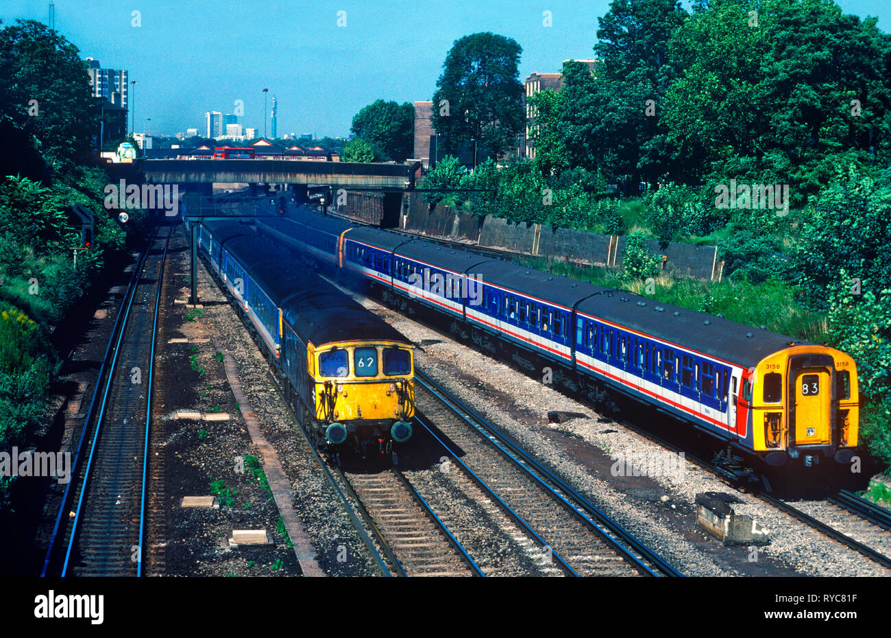 Una classe 33 locomotiva diesel numero 33102 lavora una rete sud-est "Network Express" servizio gare un 4VEP UEM a Clapham Junction. Il 15 agosto 1991. Foto Stock Una classe 33 locomotiva diesel numero 33102 lavora una rete sud-est "Network Express" servizio gare un 4VEP UEM a Clapham Junction. Il 15 agosto 1991. Foto Stock