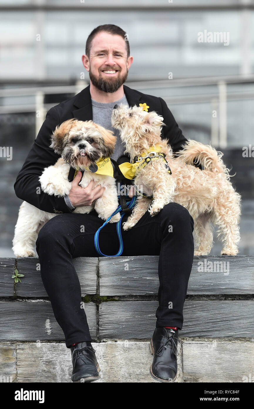 Giocatore di Rugby Shane Williams detiene il caffè una di sei-mese-vecchio Shih Tzu, sinistra e Hercules, un bambino di cinque anni terrier, diritto, sia ancora per trovare case e sono attualmente con i cani la fiducia, durante una chiamata foto al Senedd nella Baia di Cardiff, Cardiff, in cui i piani sono svelato per la creazione di lavoro a cani fiducia Cardiff, aperto nel 2021. Foto Stock