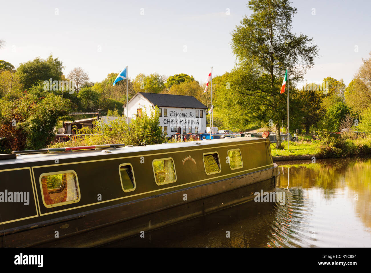 Una chiatta di canale passando il Chirk Marina in Llangollen canal nel Galles del Nord Foto Stock