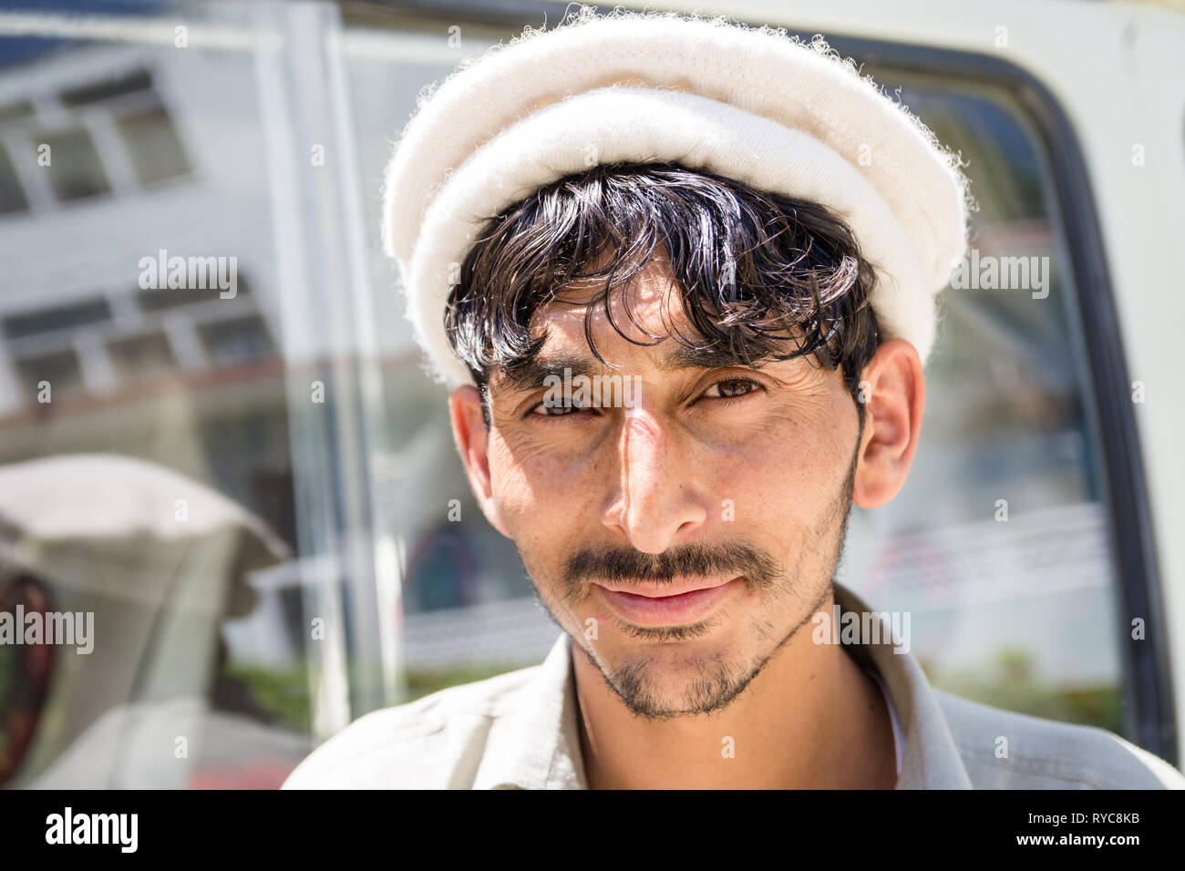 Ritratto di un giovane uomo Balti, Skardu, Pakistan Foto Stock