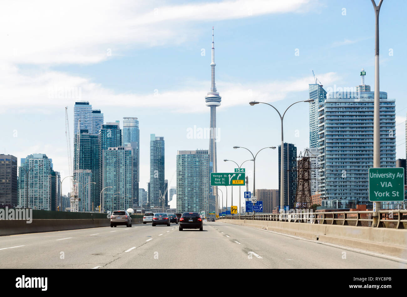 La CN Tower e Toronto Downtown skyline da Ontario Highway 401, Toronto, Canada Foto Stock