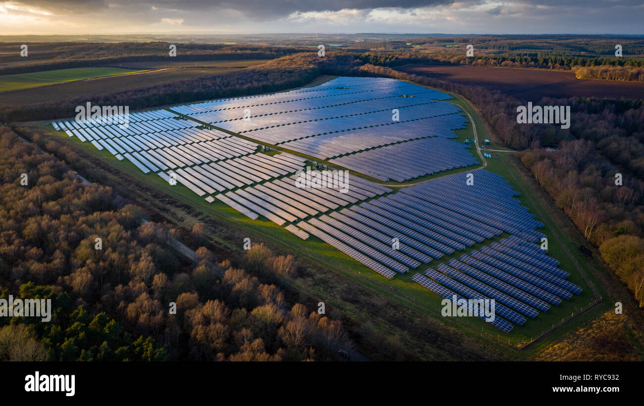 Grande fattoria solare su terreni agricoli nel Nottinghamshire Foto Stock